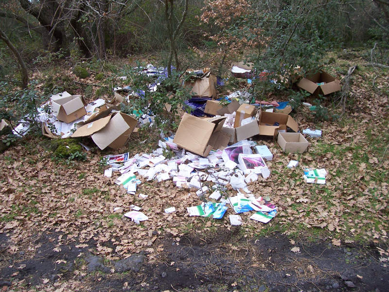 I rifiuti in località Serrugeri che hanno determinato l'intervento della pattuglia del Distaccamento Forestale di Nicolosi