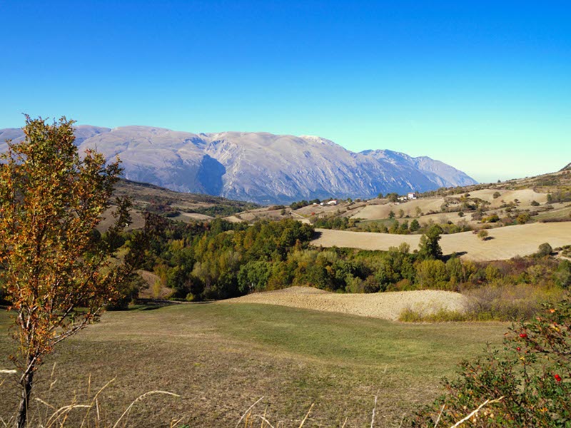 Paesaggio agricolo prospicente la Majella orientale (Foto: Marco Di Santo)