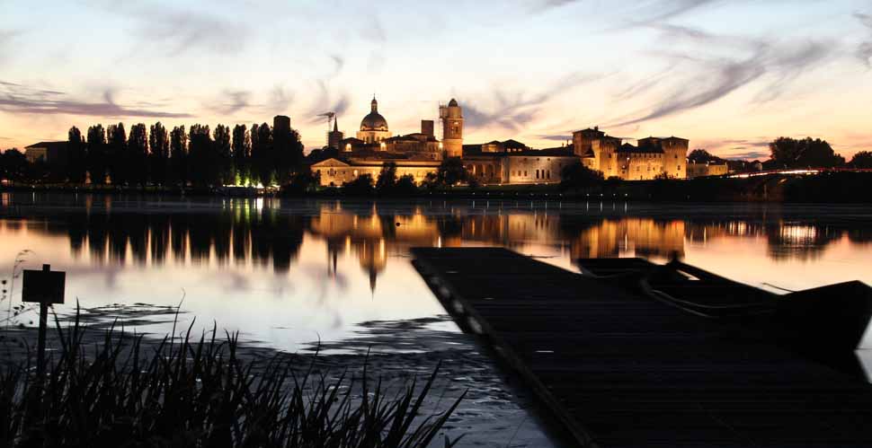Lo skyline di Mantova dal campo canoa, lago Inferiore - Lo scatto di copertina è di Simona Rossi