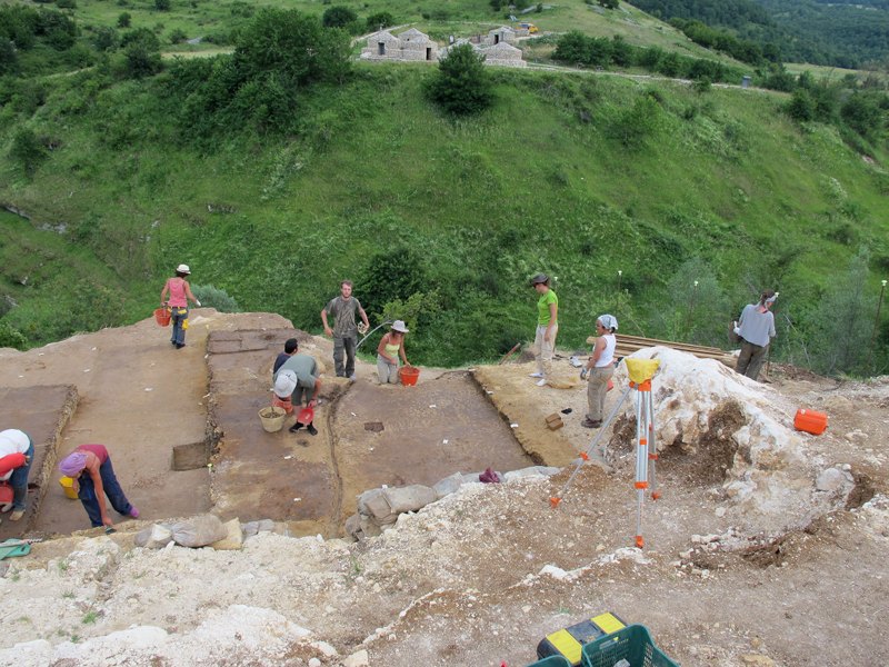 Archeologi al lavoro a Valle Giumentina (Foto di Elisa Nicoud/EFR)