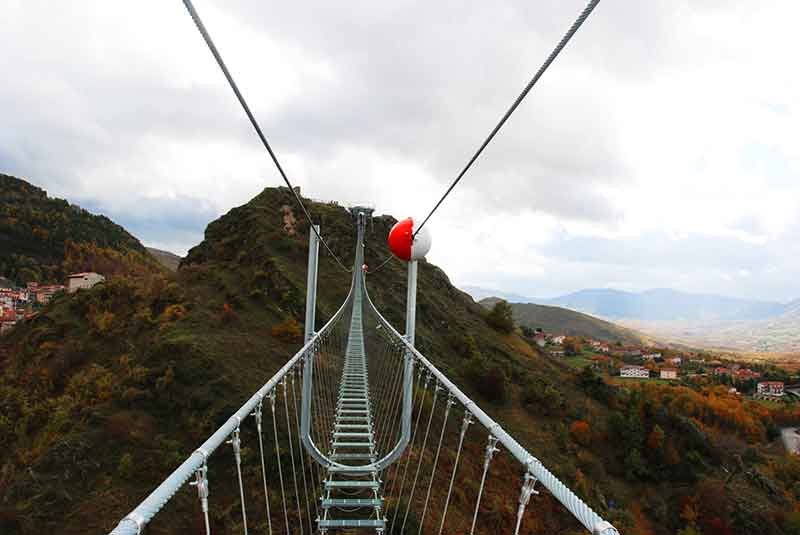 Il 'Ponte alla luna' di Sasso di Castalda: sospesi tra cielo e terra nel cuore del Parco