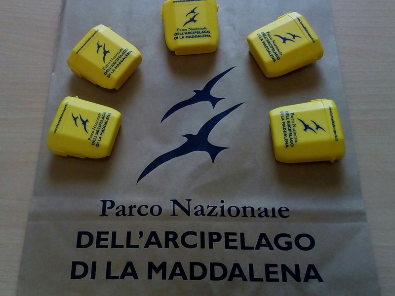 In distribuzione i posacenere da spiaggia 2018 del Parco Nazionale dell'Arcipelago di La Maddalena