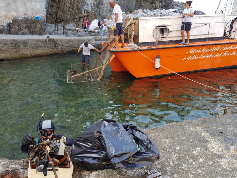 AMP: Sea cleaning with 'Battello Spazzamare' in Monterosso