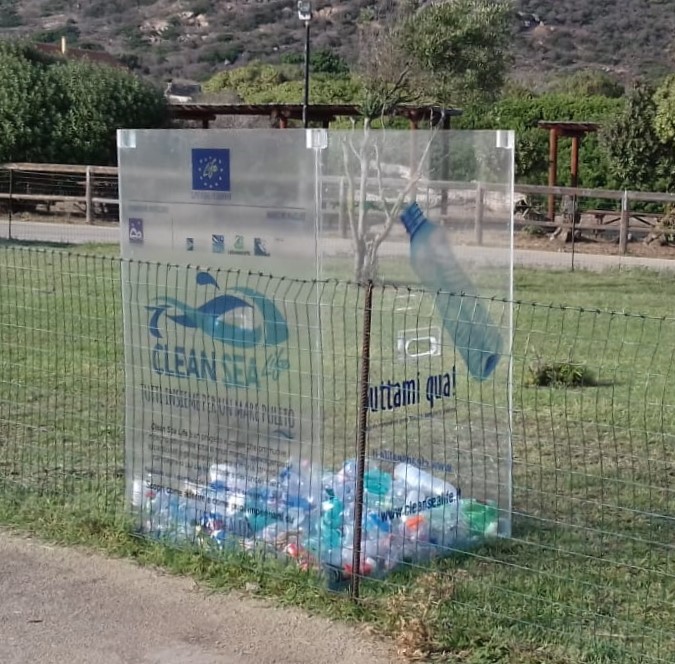 CLEAN SEA LIFE raccoglie bottiglie di plastica
