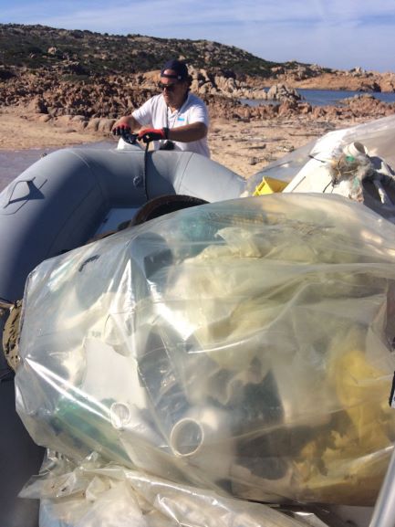 Giornata ecologica del 27 ottobre: ancora una volta liberate le spiagge dell'arcipelago dai rifiuti