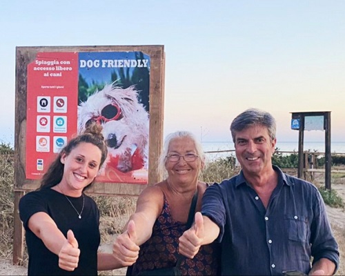 Nella foto, da destra: il direttore dell'Ente Parco, Paolo Cassola, il presidente dell'associazione Mondocane, Serena Lombi e Francesca, volontaria dell'associazione