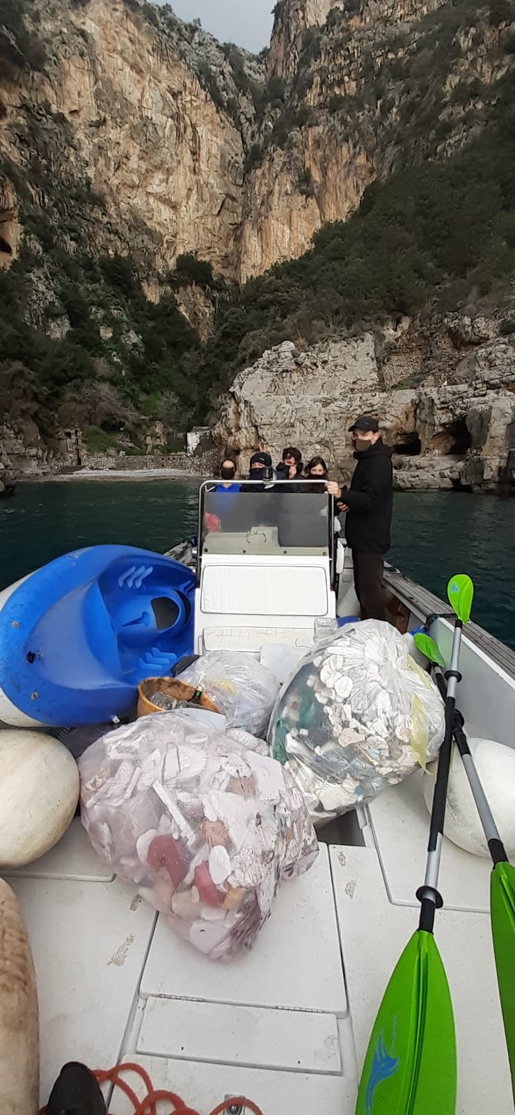 Rifiuti sulla spiaggia di Crapolla, volontari stranieri ripuliscono l'incantevole Fiordo