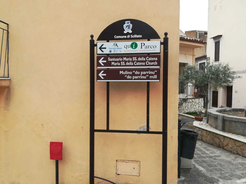 Nuova segnaletica turistica a Scillato borgo del Parco delle Madonie