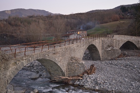 Il Ponte Romano di Corniglio:  passaggio metafisico fra il mondo degli uomini e i mondi 'altri'