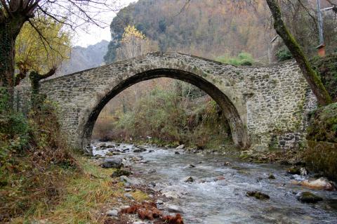 Festa dei Parchi 2022. A Seravezza si presenta il libro Ponti in pietra delle Alpi Apuane