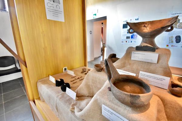 Un'esposizione di reperti archeologici al Museo di Punta Spadillo