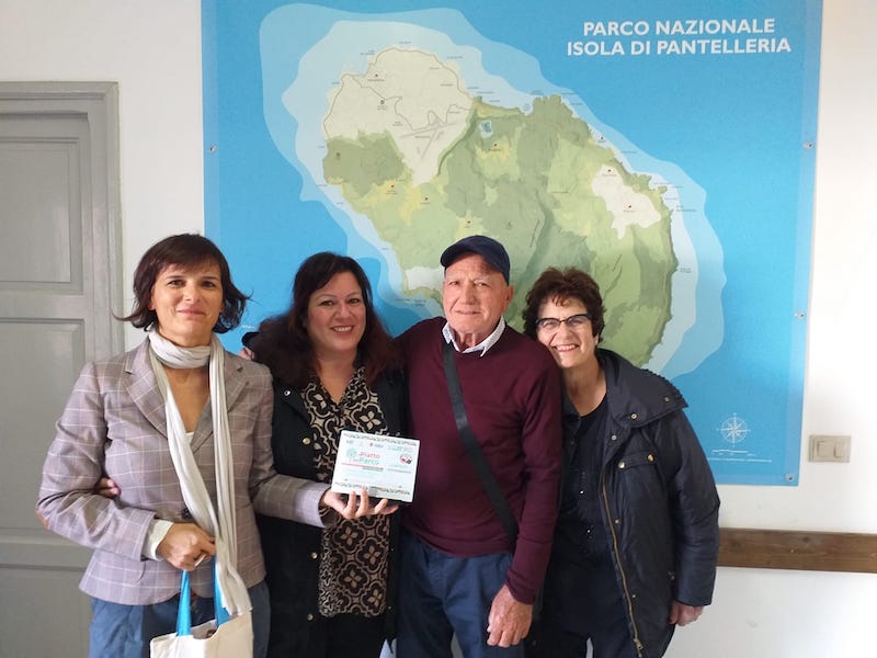 Nella foto la direttrice Sonia Anelli, Giusy Andaloro e i suoi genitori, in vacanza sull'isola. 