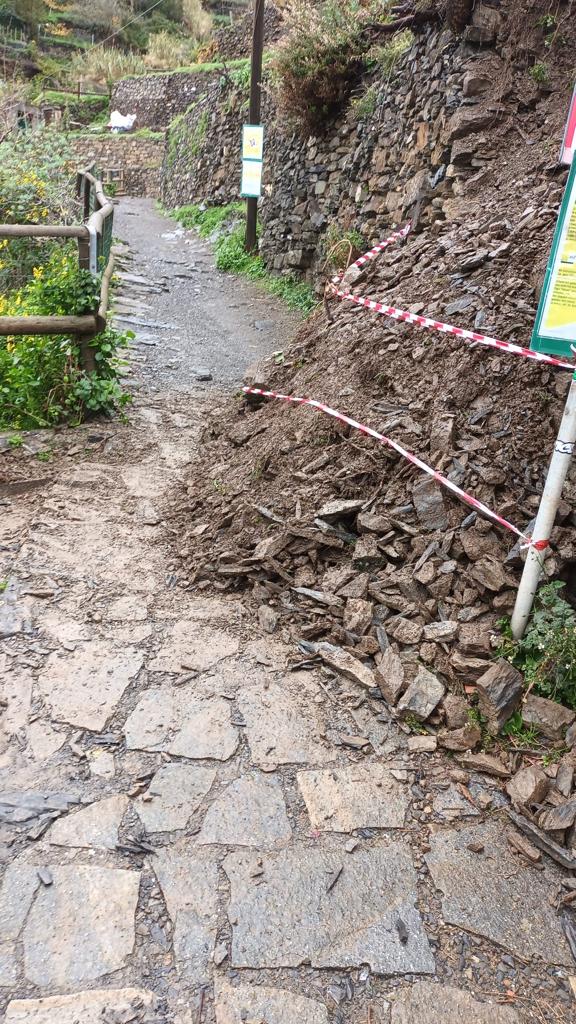 Crollo muro a secco su sentiero SVA lato Vernazza 