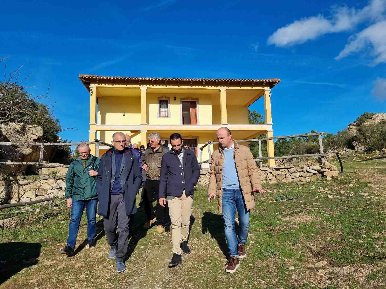  Al centro l'assessore della Difesa dell'Ambiente, Marco Porcu, e alla destra il presidente del Parco, Giuseppe Ciccolini 
