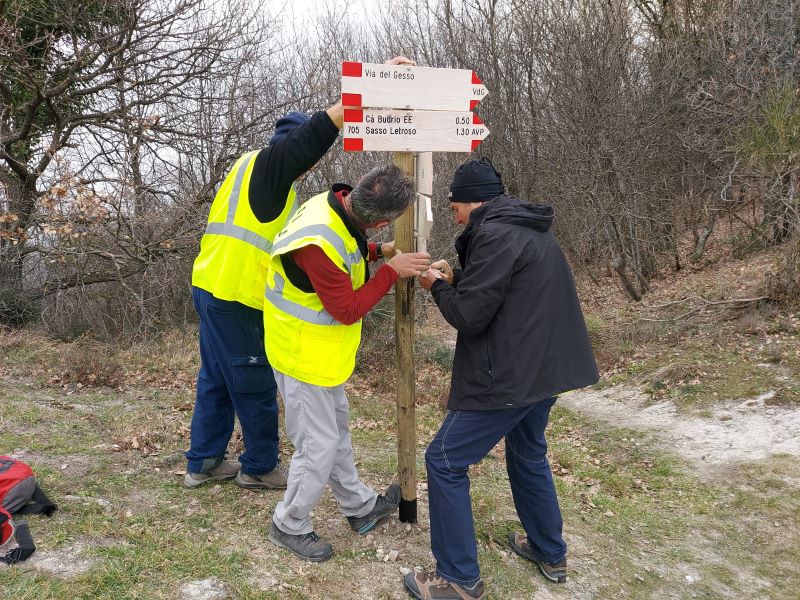 Rinnovata la segnaletica verticale dei sentieri del Parco Regionale della Vena del Gesso Romagnola e del Comune di Borgo Tossignano