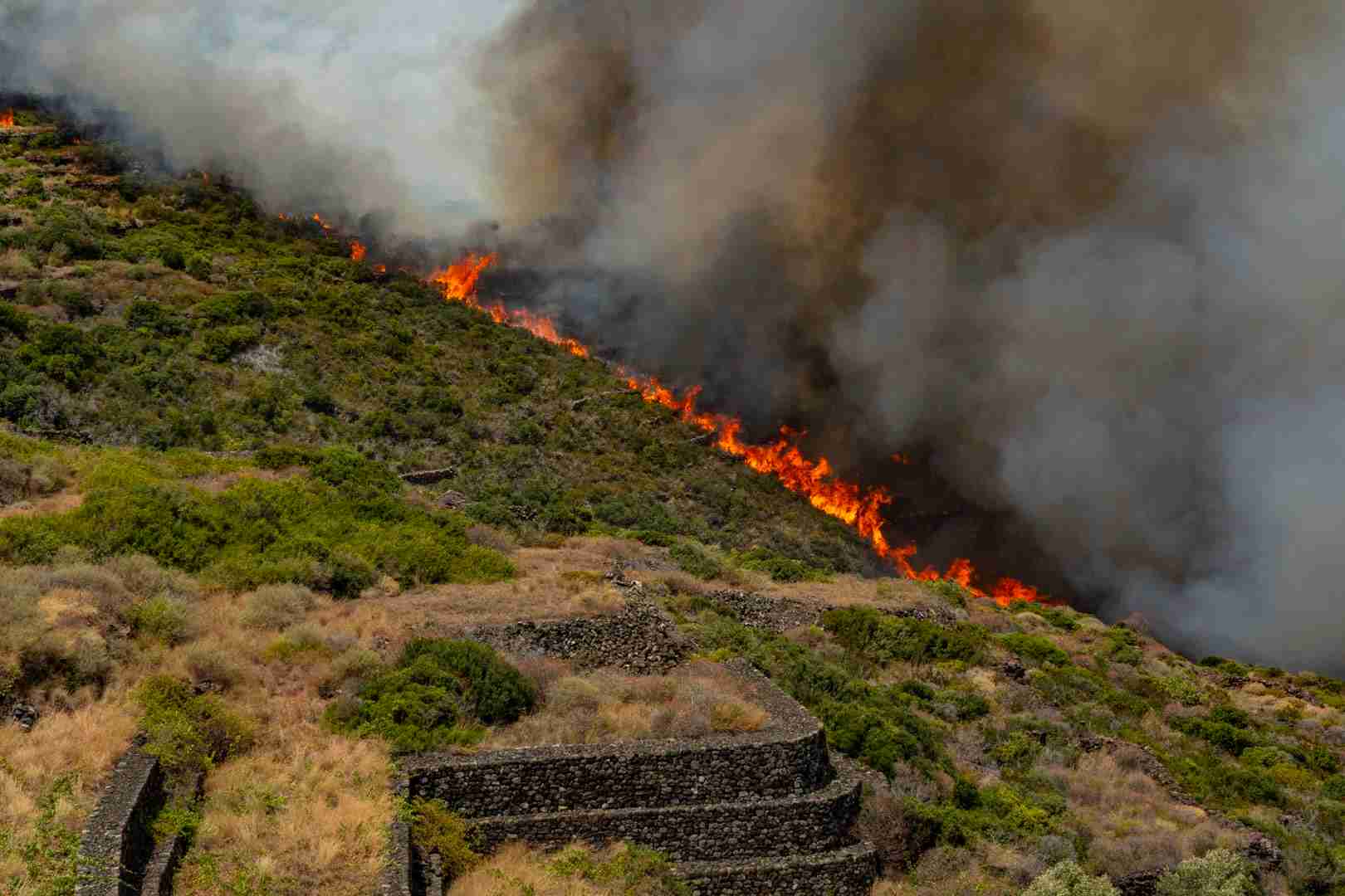 A Pantelleria riunione post incendio: Parco e Comune elogiano l'efficace intervento delle squadre ma urge il rinforzo delle unità e mezzi