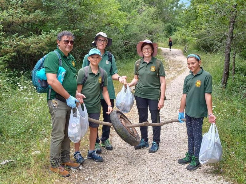 Volontari al lavoro per la raccolta di rifiuti abbandonati in Natura