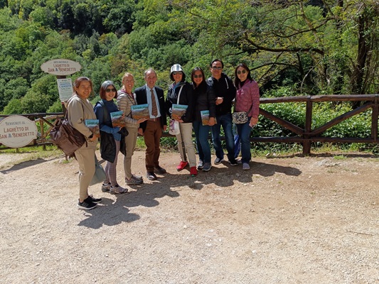 gruppo di turisti thailandesi in compagnia del Commissario Foppoli