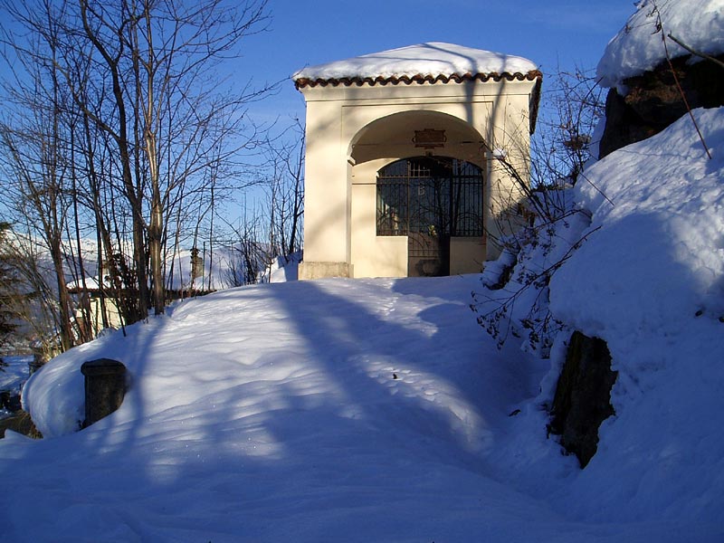 Cappella con neve