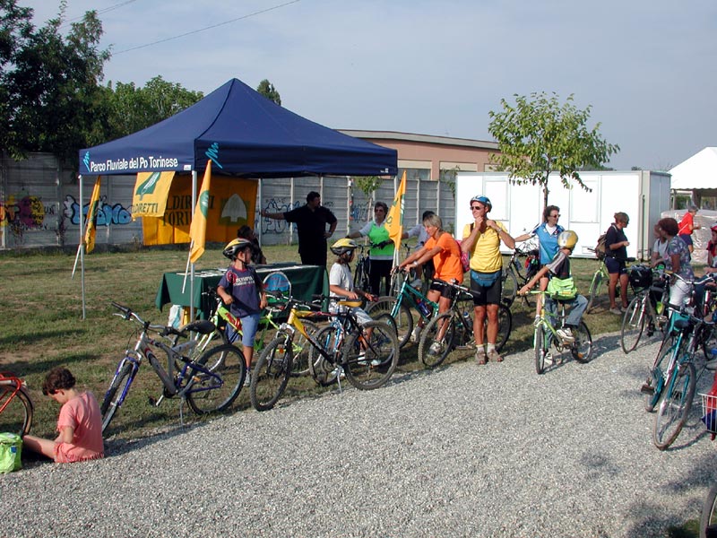 Ciclisti nel Parco del Bricel a Chivasso