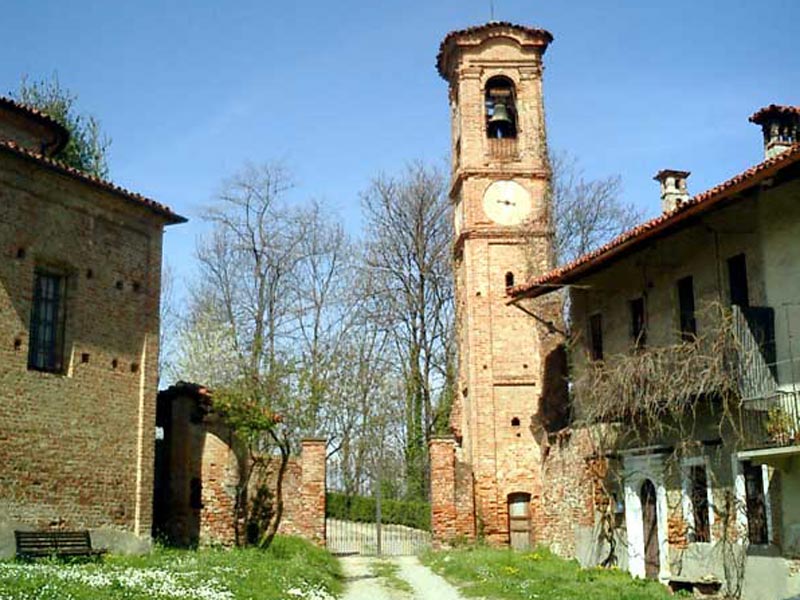 The square of Ricetto del Borgo del Luogo in Brusasco