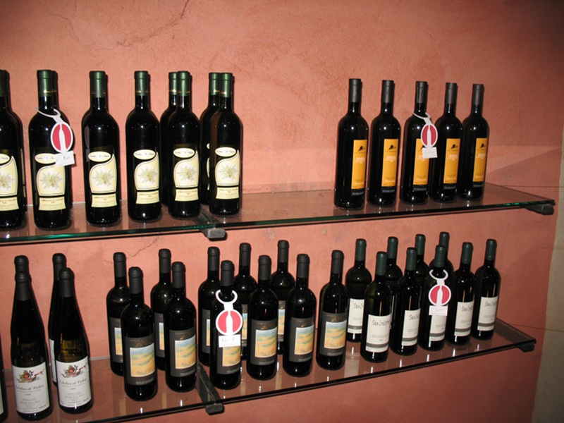 Bottiglie di Erbaluce nell'Enoteca Regionale dei Vini della Provincia di Torino