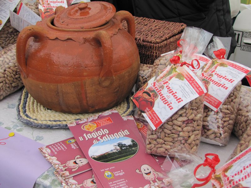 Saluggia beans and tufeja (terracotta pot of Castellamonte)
