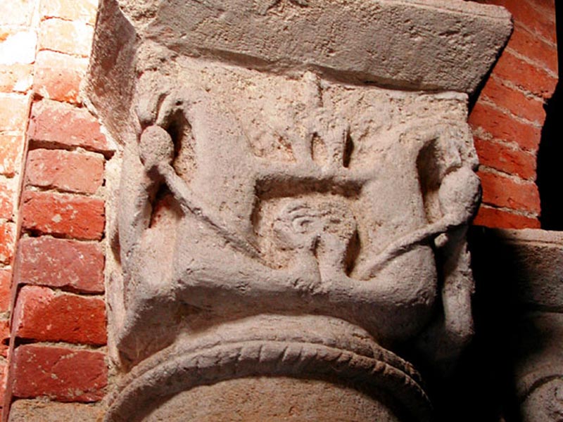 Capitello zoomorfo in arenaria all'interno dell'abbazia di S. Fede