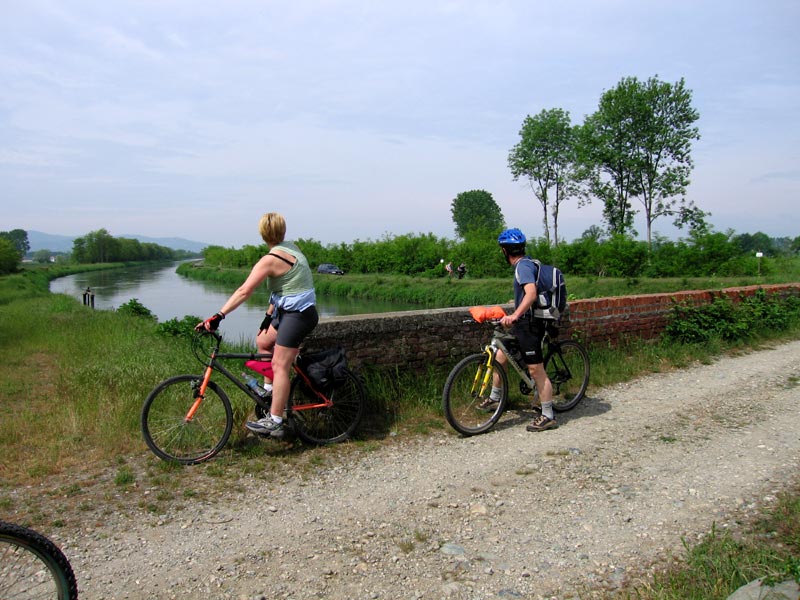 Cyclotouristes admirant le Canal Cavour à Arborea di Verolengo