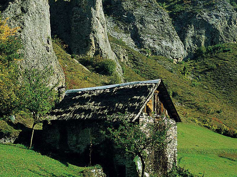 Berghütte mit Strohdach