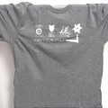 Graues Herren-T-Shirt mit den Logos der Einrichtungen des Parks Antola