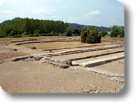 Il teatro romano fra le rovine di Industria