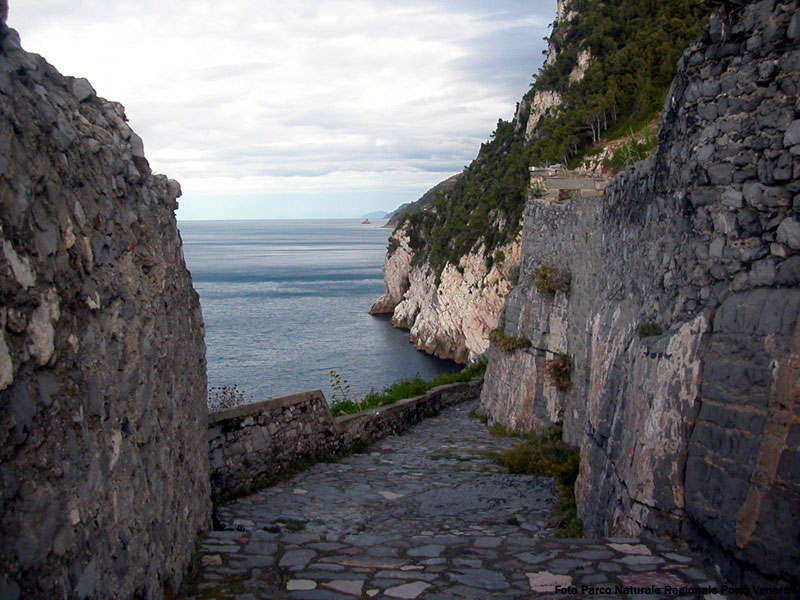 L'avvio del 'Sentiero dell'Infinito' lungo la costa sotto il Castello Doria (Porto Venere) 