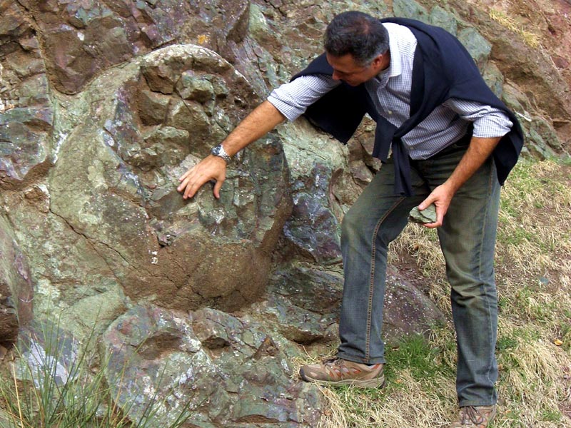 Geologo che osserva un cuscino lavico (pillow lava)