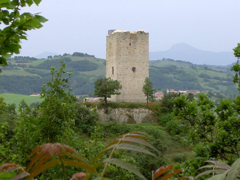 Torre di Rossenella vista dal Castello di Rossena