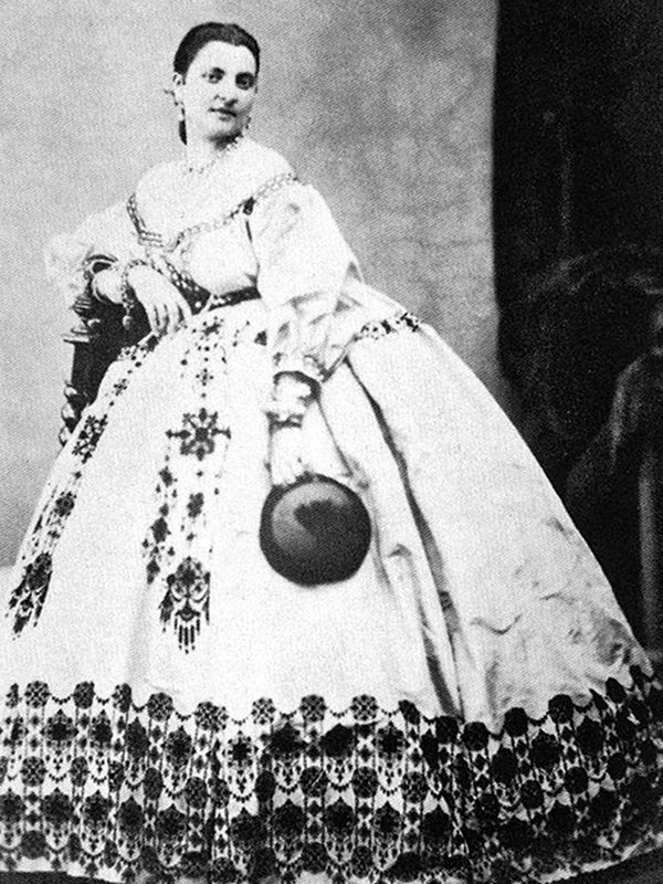 Rosa Vercellana, black and white photograph