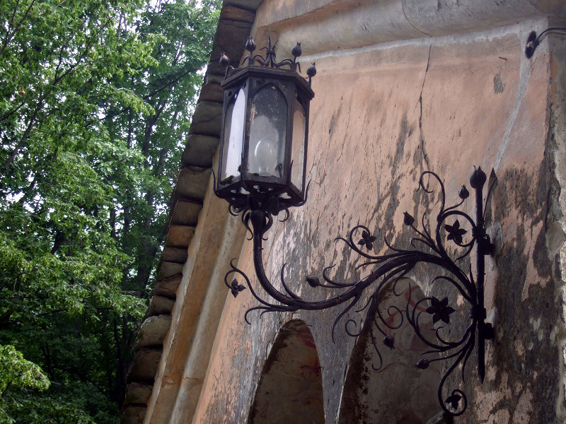 L'antica lanterna in ferro battuto sulla cappella delle Tentazioni di Cristo nel deserto