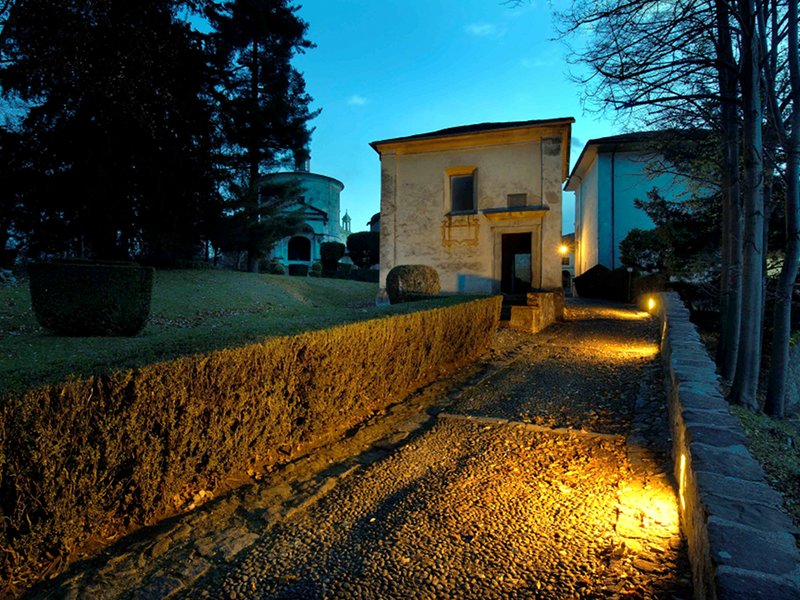 Uphill trail towards the church with the old lighting system