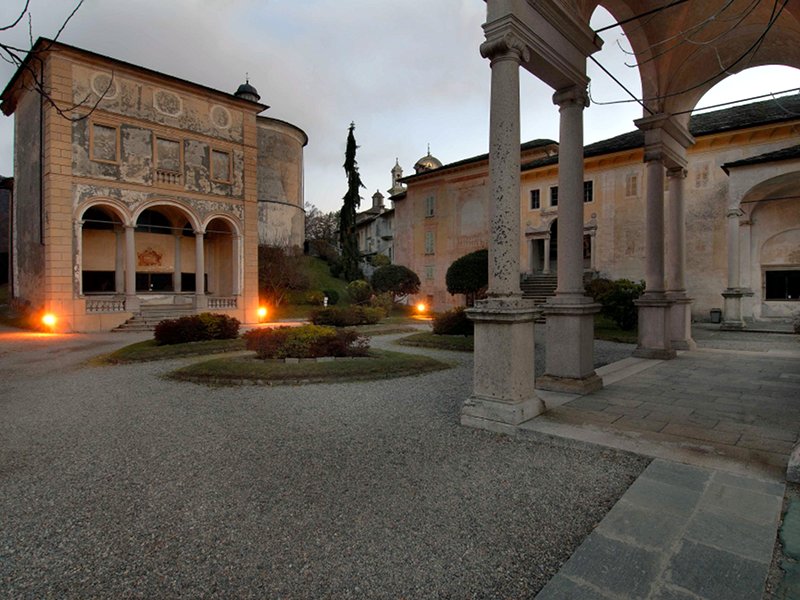 Piazza dei Tribunali with the old lighting system