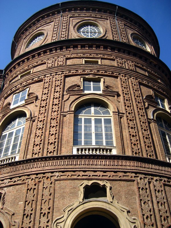 La torre ellittica vista dal cortile di Palazzo Carignano