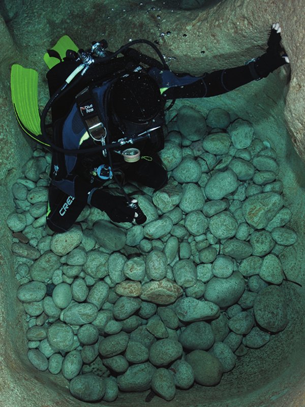 Grotta del Giglio, una marmitta dei giganti con i ciottoli che provocano il processo erosivo