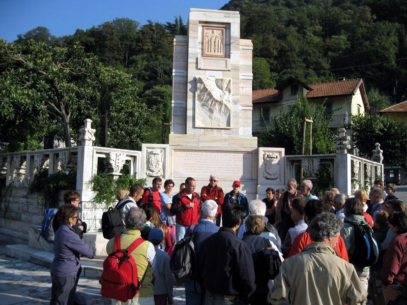 Monument en marble rose à Candoglia
