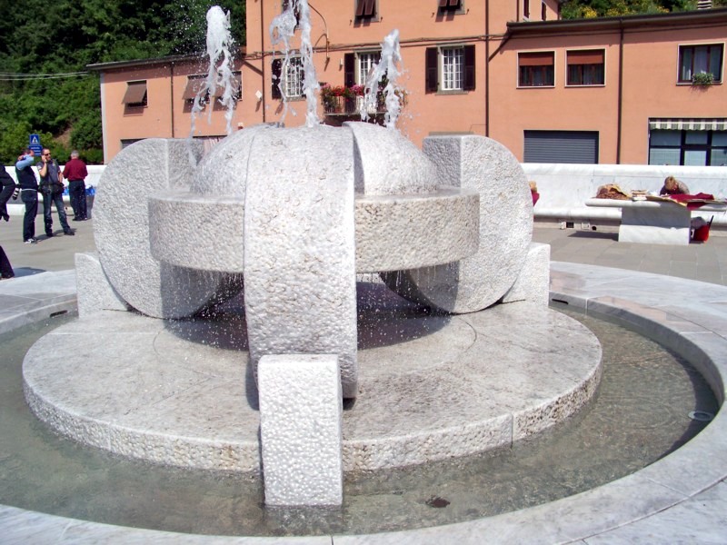 The fountain, a sculpture by Cascella, in the middle of the Square