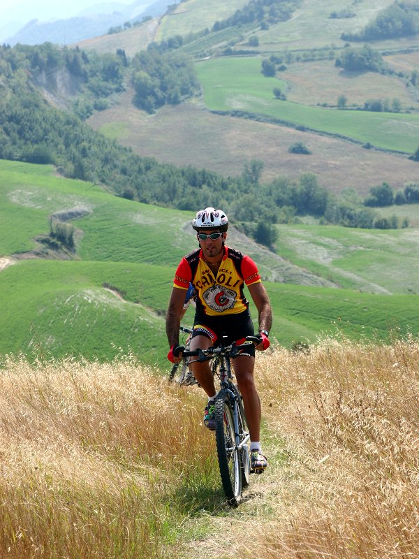 Mit dem Mountainbike in Richtung von der Gipsumaufschlüss zwischen Berg Battagliola und Ca' Budrio