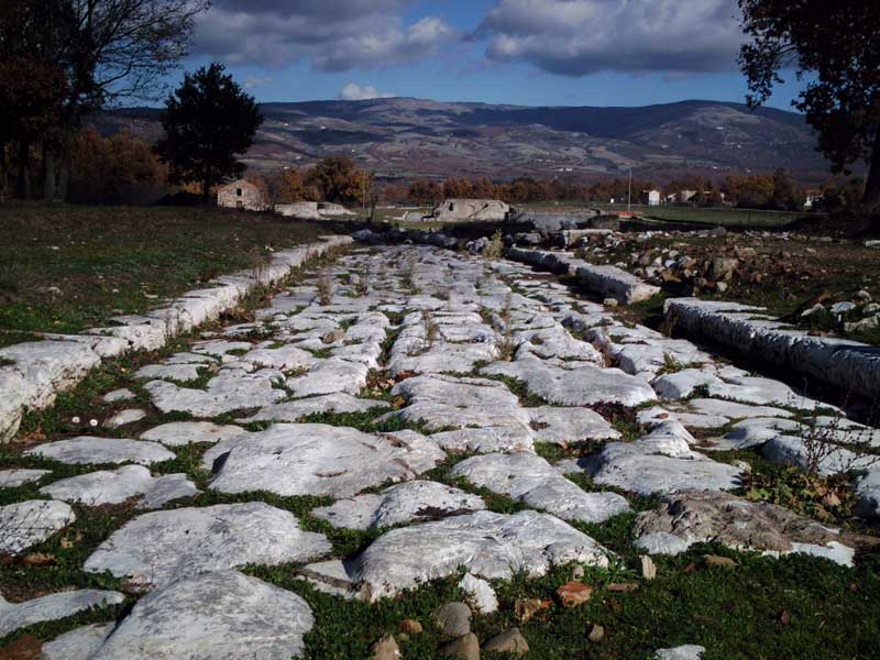 Parc archéologique de Grumentum : decumanus principal