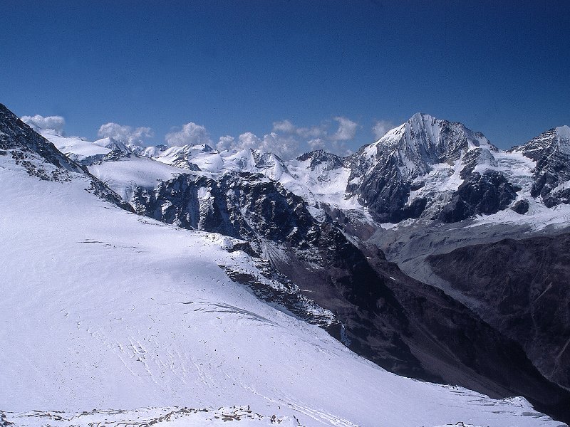 Sulden. Die Königsspitze und die Berge des Forni Tals aus dem Rosim Pass