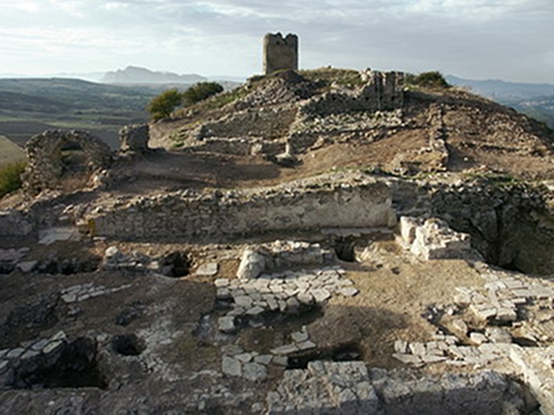 Cathédrale, épiscope et tour de la ville médiévale de Satrianum