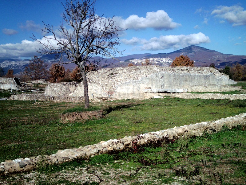 Das Capitolium, oder Tempel D, und im Vordergrund die Überreste des Porticus