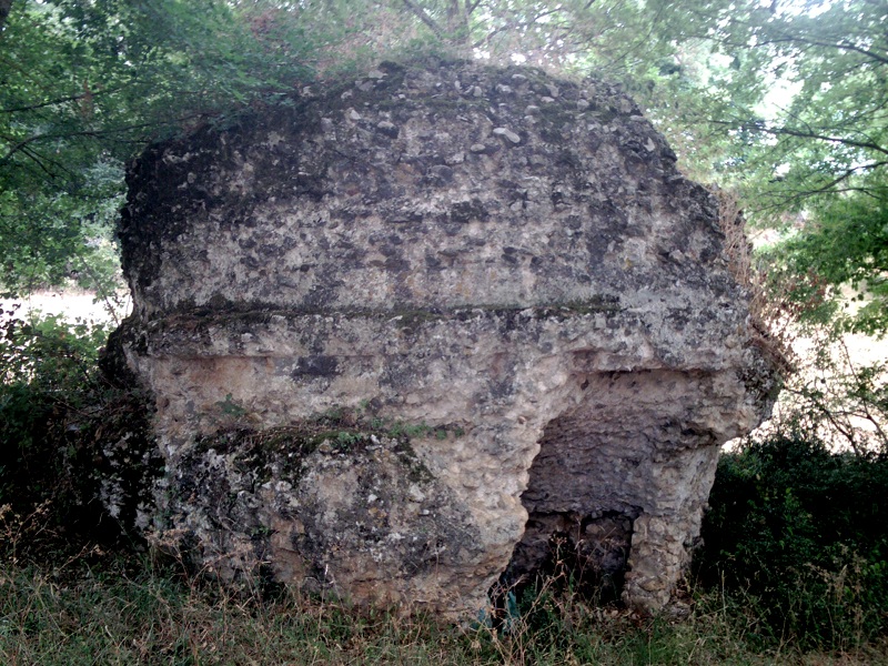 Grumento Nova, loc. San Giuseppe: cylinder-shaped mausoleum on a dice-shaped basis, 1st century AD