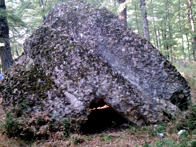Grumento Nova, Ortschaft Bosco di Maglia: Eingestürzte Seite eines zylinderförmigen Mausoleums